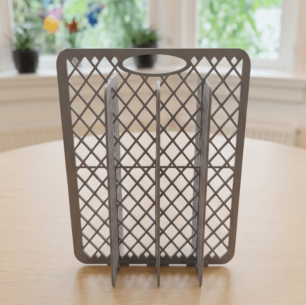 Cantribute met traliepatroon, vooraanzicht op tafel